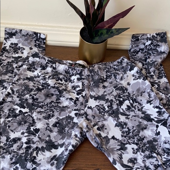 Guess Black Floral Leggings - Picture 3 of 4